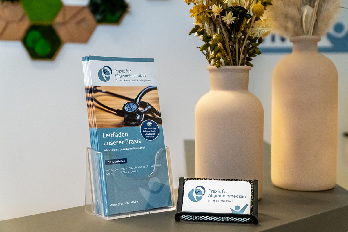 Praxisflyer auf dem Tresen